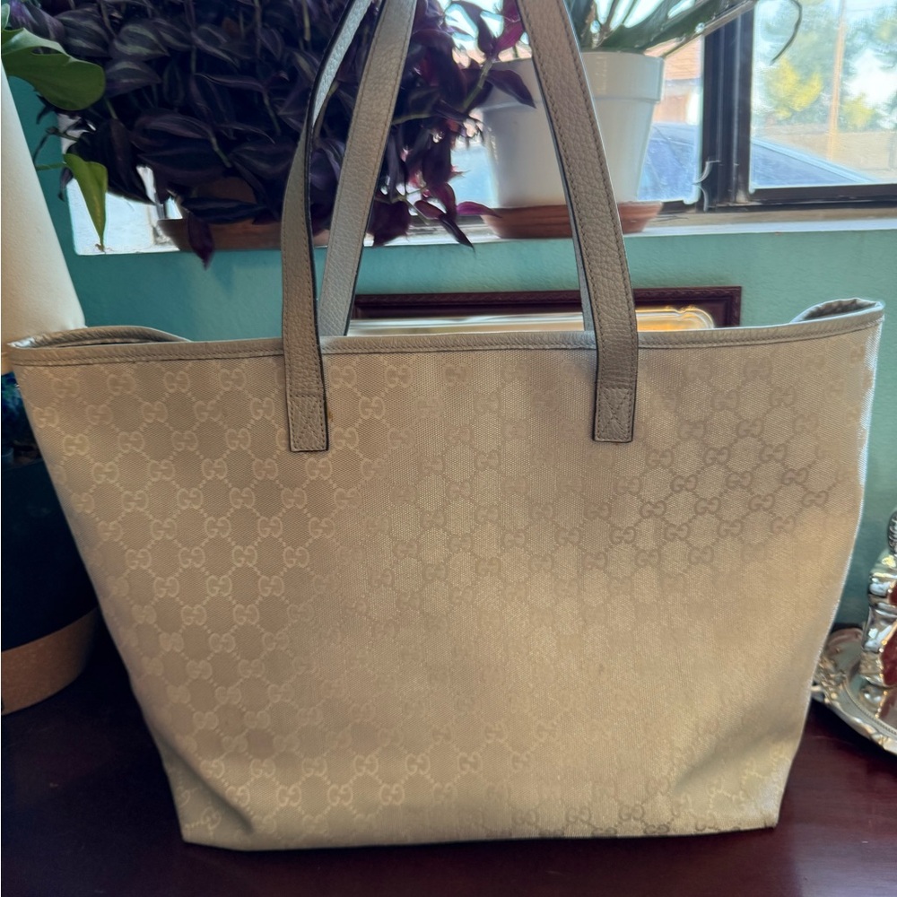✨Authentic ✨ Gucci Shimmering Silver Tote Bag - Picture 11 of 16